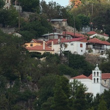 Evia: plaje liniștite, hoteluri la malul mării și vacanțe relaxante în Grecia - Sat grecesc tradițional pe insula Evia, cu case pe dealuri