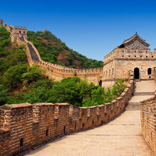 Circuit China și Insula Hainan - Ziua incepe cu vizitarea Marelui Zid Chinezesc, sectiunea Juyongguan, structura imensa, ridicata in scop de aparare, ce se intinde pe o lungime de peste 6.000 km si strabate 5 provincii.