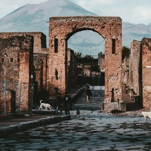 Circuit Napoli și Costa Amalfi - Pompei – Ruinele orașului antic cu Vezuviul în fundal