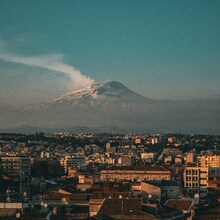 Circuit Sicilia Marele Tour 2026 – Taormina, Palermo și Valea Templelor - Panoramă asupra orașului Catania cu vulcanul Etna în fundal
