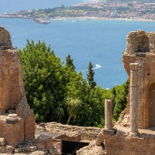 Circuit Sicilia Marele Tour 2026 – Taormina, Palermo și Valea Templelor - Teatrul Antic din Taormina cu vedere spre Marea Ionică