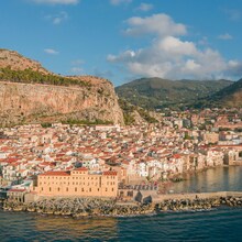 Sicilia – Vacanța de Sf. Andrei & 1 Decembrie 2026 - Cefalù, Sicilia – Panoramă asupra orașului și coastei