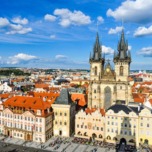 Paste Praga 2023 - Vom incepe in Hradcany cu Castelul Praghez – odinioara resedinta regilor Bohemiei, iar astazi resedinta oficiala a presedintelui Republicii Cehe, considerat cel mai mare castel medieval din lume