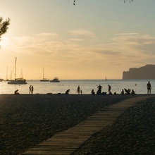 Mallorca: plaje superbe, resorturi variate și vacanțe pentru toate stilurile - Apus pe plajă în Mallorca, vacanță de vară