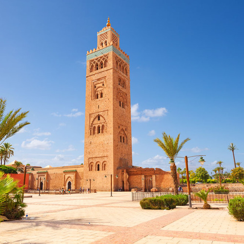 Paste Maroc Marele Tour si Sahara 2023 - Veti vizita Moscheea Koutoubia, construita de sultanul Abdel Moumen in stil marocan-andaluz. Aspectul reaminteste de versiunea mai veche din Cordoba, desi inaltimea minaretului Koutoubia este aproape dubla fata de cel din Andalucia.