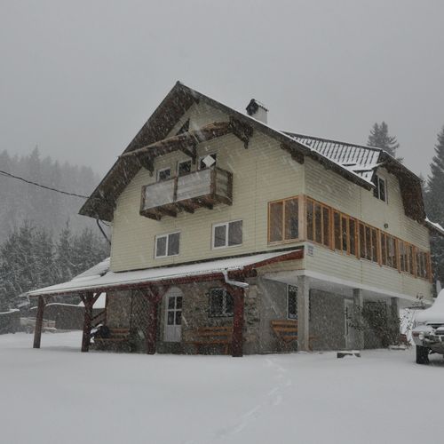 Satul Podu Dambovitei - Valea lui Ivan - cabana Plaiul Foii (cu o ramificatie la cabana Garofita Pietrei Craiului)
